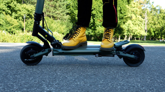 5 tipů, jak správně jezdit na elektrické koloběžce