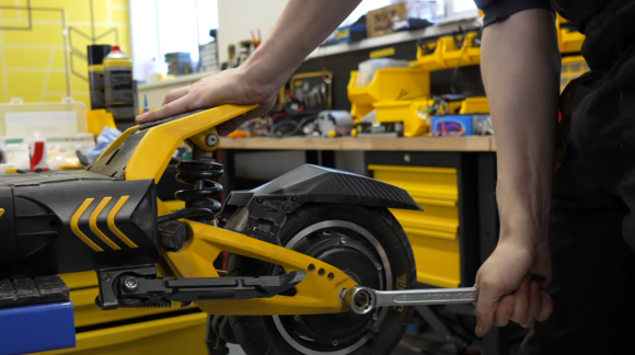 Oprava defektu na elektrické koloběžce Vsett 10+